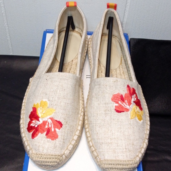 NIB Vera Bradley Embroidered Flower Espadrilles - Picture 3 of 6